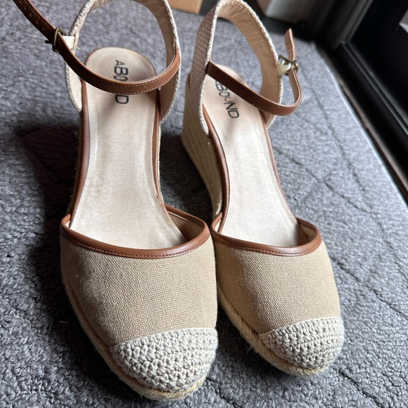 Beautiful beige, leather and crochet pumps with crochet wedge 2inch heels - Picture 3 of 4